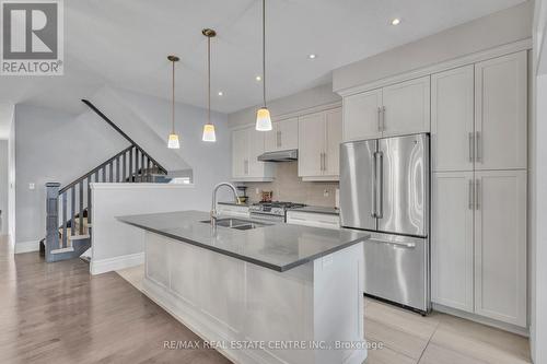 140 Oak Park Drive, Waterloo, ON - Indoor Photo Showing Kitchen With Double Sink With Upgraded Kitchen