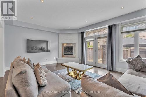 140 Oak Park Drive, Waterloo, ON - Indoor Photo Showing Living Room