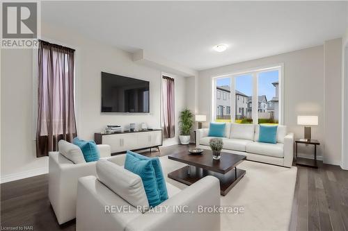 124 Blackbird Way, Hamilton, ON - Indoor Photo Showing Living Room