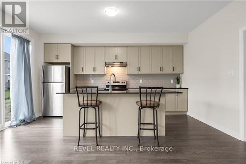 124 Blackbird Way, Hamilton, ON - Indoor Photo Showing Kitchen With Stainless Steel Kitchen With Upgraded Kitchen