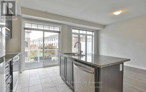 3 Canoe Lane, Hamilton, ON - Indoor Photo Showing Kitchen With Double Sink With Upgraded Kitchen