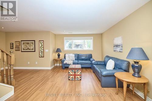 724 Quaker Road, Pelham, ON - Indoor Photo Showing Living Room