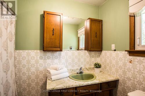 1417 Gill Road, Springwater (Midhurst), ON - Indoor Photo Showing Bathroom