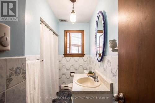 1417 Gill Road, Springwater (Midhurst), ON - Indoor Photo Showing Bathroom