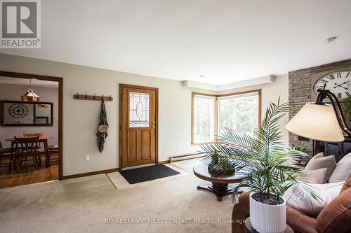 1417 Gill Road, Springwater (Midhurst), ON - Indoor Photo Showing Living Room