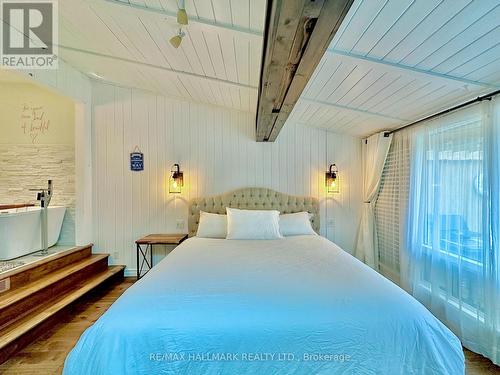 288 River Road E, Wasaga Beach, ON - Indoor Photo Showing Bedroom