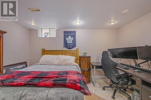 52 Taylor Drive, Barrie, ON - Indoor Photo Showing Bedroom