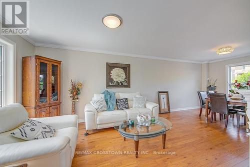 52 Taylor Drive, Barrie, ON - Indoor Photo Showing Living Room