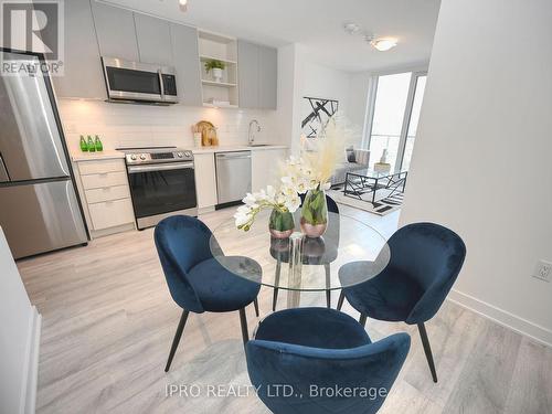 404 - 4655 Metcalfe Avenue, Mississauga, ON - Indoor Photo Showing Kitchen With Stainless Steel Kitchen