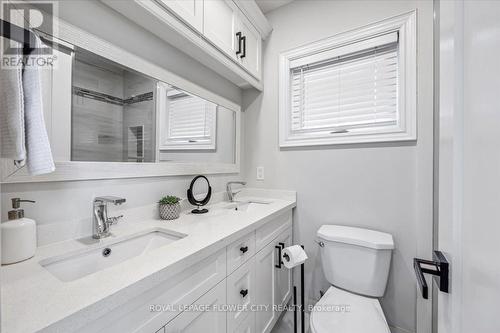 202 Tecumseh Crescent, Oakville, ON - Indoor Photo Showing Bathroom