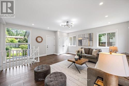 202 Tecumseh Crescent, Oakville, ON - Indoor Photo Showing Living Room