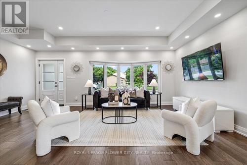 202 Tecumseh Crescent, Oakville, ON - Indoor Photo Showing Living Room