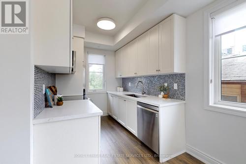 221 - 370 Hopewell Avenue, Toronto, ON - Indoor Photo Showing Kitchen