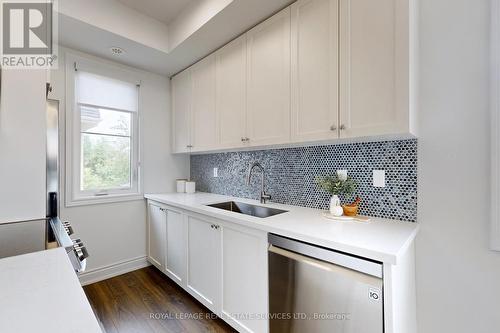 221 - 370 Hopewell Avenue, Toronto, ON - Indoor Photo Showing Kitchen