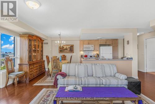 905 - 350 Princess Royal Drive, Mississauga, ON - Indoor Photo Showing Living Room