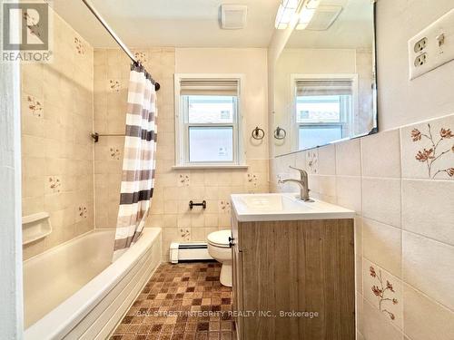 Main Fl - 3 Heatherington Drive, Toronto, ON - Indoor Photo Showing Bathroom