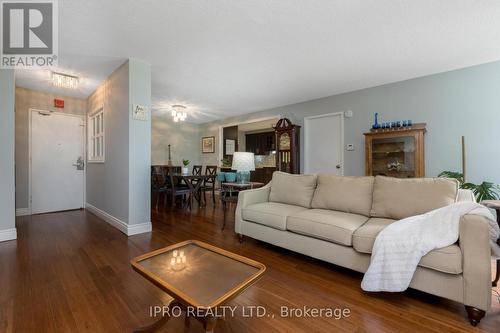 219 - 50 Mississauga Valley Boulevard, Mississauga, ON - Indoor Photo Showing Living Room