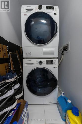 1021 - 38 Honeycrisp Crescent, Vaughan, ON - Indoor Photo Showing Laundry Room