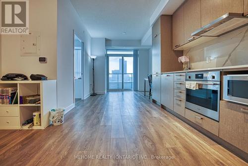 1021 - 38 Honeycrisp Crescent, Vaughan, ON - Indoor Photo Showing Kitchen