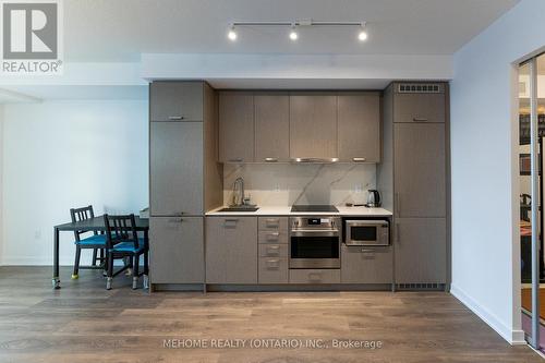 1021 - 38 Honeycrisp Crescent, Vaughan, ON - Indoor Photo Showing Kitchen