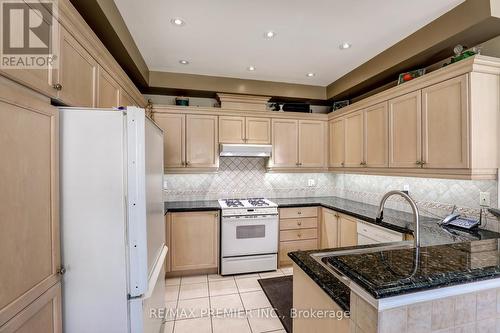 27 Giovanni Way, Vaughan (Sonoma Heights), ON - Indoor Photo Showing Kitchen