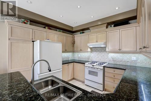 27 Giovanni Way, Vaughan (Sonoma Heights), ON - Indoor Photo Showing Kitchen With Double Sink