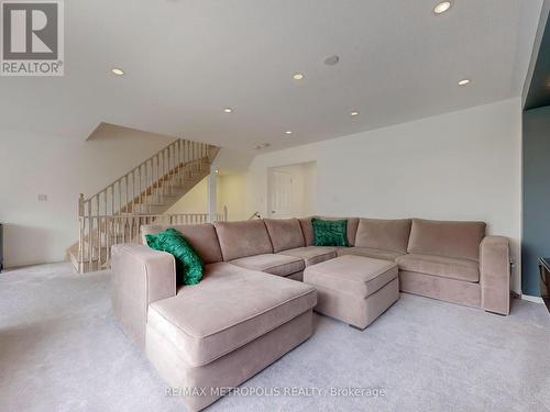 16 Hartney Drive, Richmond Hill, ON - Indoor Photo Showing Living Room