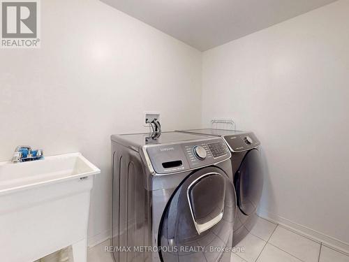 16 Hartney Drive, Richmond Hill, ON - Indoor Photo Showing Laundry Room