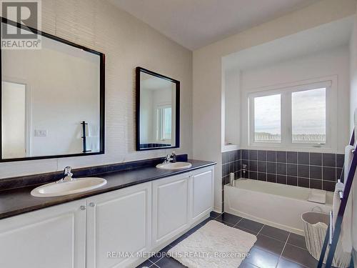 16 Hartney Drive, Richmond Hill, ON - Indoor Photo Showing Bathroom