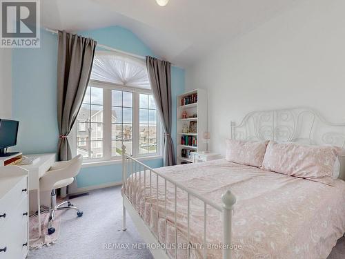 16 Hartney Drive, Richmond Hill, ON - Indoor Photo Showing Bedroom