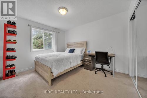 2 Country Lane, Barrie, ON - Indoor Photo Showing Bedroom