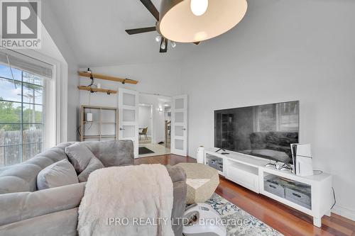 2 Country Lane, Barrie, ON - Indoor Photo Showing Living Room