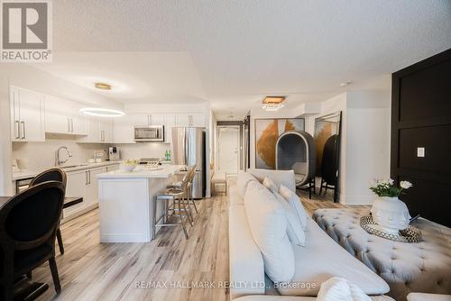 804 - 212 Eglinton Avenue E, Toronto, ON - Indoor Photo Showing Kitchen