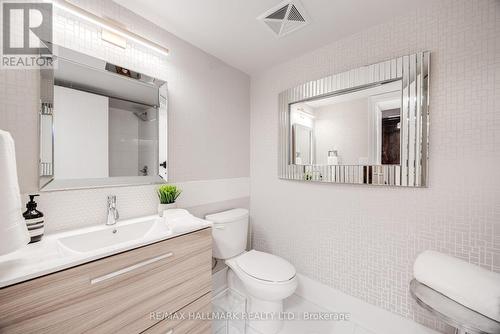 804 - 212 Eglinton Avenue E, Toronto, ON - Indoor Photo Showing Bathroom