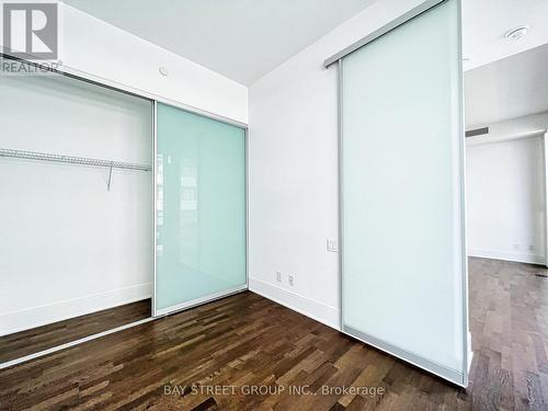 Lph5106 - 42 Charles Street E, Toronto, ON - Indoor Photo Showing Living Room