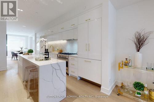 19 Flax Field Lane, Toronto, ON - Indoor Photo Showing Kitchen With Upgraded Kitchen