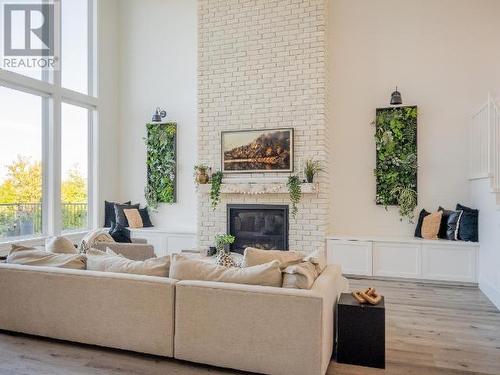 3551 Selkirk Ave, Powell River, BC - Indoor Photo Showing Living Room With Fireplace