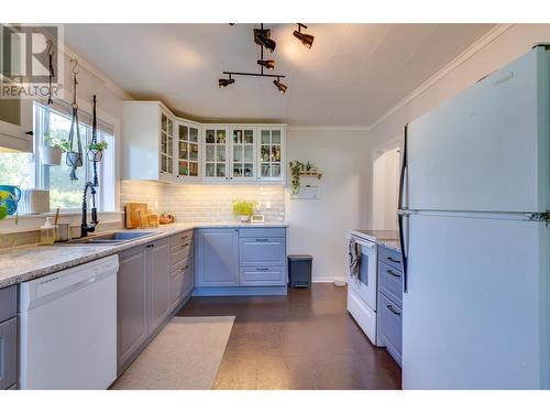 1656 Oak Street, Prince George, BC - Indoor Photo Showing Kitchen With Double Sink