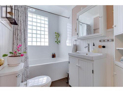 1656 Oak Street, Prince George, BC - Indoor Photo Showing Bathroom