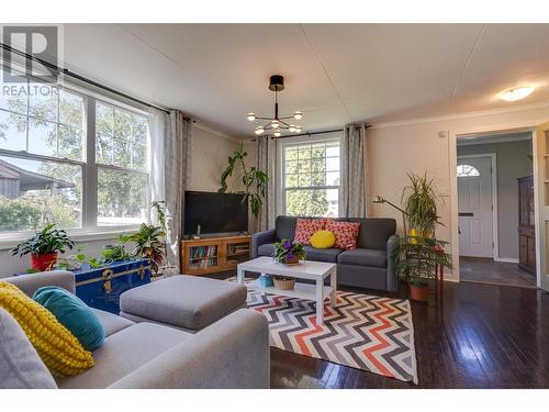 1656 Oak Street, Prince George, BC - Indoor Photo Showing Living Room