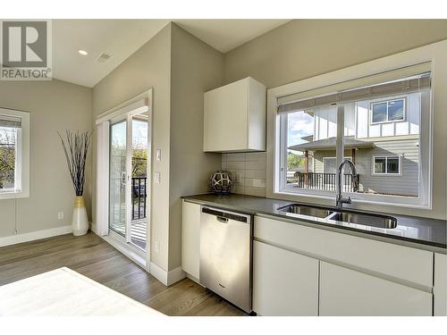 255 Taylor Road Unit# 7, Kelowna, BC - Indoor Photo Showing Kitchen With Double Sink