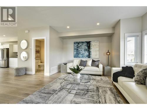 255 Taylor Road Unit# 7, Kelowna, BC - Indoor Photo Showing Living Room