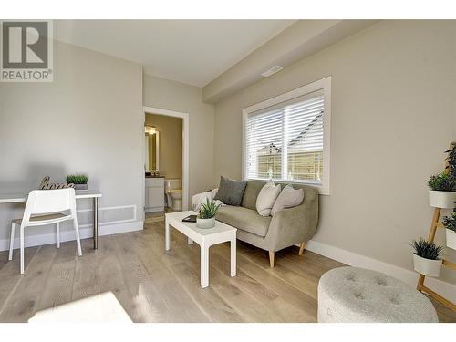 255 Taylor Road Unit# 7, Kelowna, BC - Indoor Photo Showing Living Room