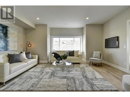 255 Taylor Road Unit# 7, Kelowna, BC - Indoor Photo Showing Living Room