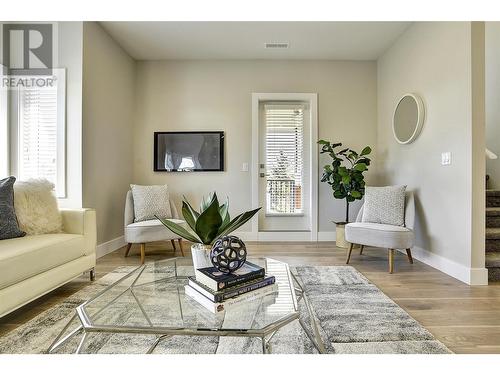 255 Taylor Road Unit# 7, Kelowna, BC - Indoor Photo Showing Living Room