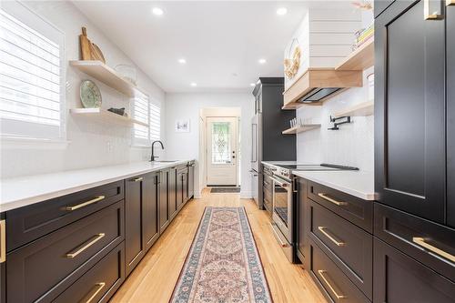 615 Turner Drive, Burlington, ON - Indoor Photo Showing Kitchen With Upgraded Kitchen