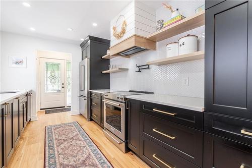 615 Turner Drive, Burlington, ON - Indoor Photo Showing Kitchen With Upgraded Kitchen