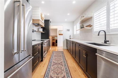 615 Turner Drive, Burlington, ON - Indoor Photo Showing Kitchen With Upgraded Kitchen