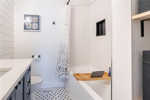 615 Turner Drive, Burlington, ON - Indoor Photo Showing Bathroom