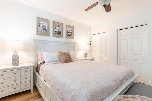 615 Turner Drive, Burlington, ON - Indoor Photo Showing Bedroom